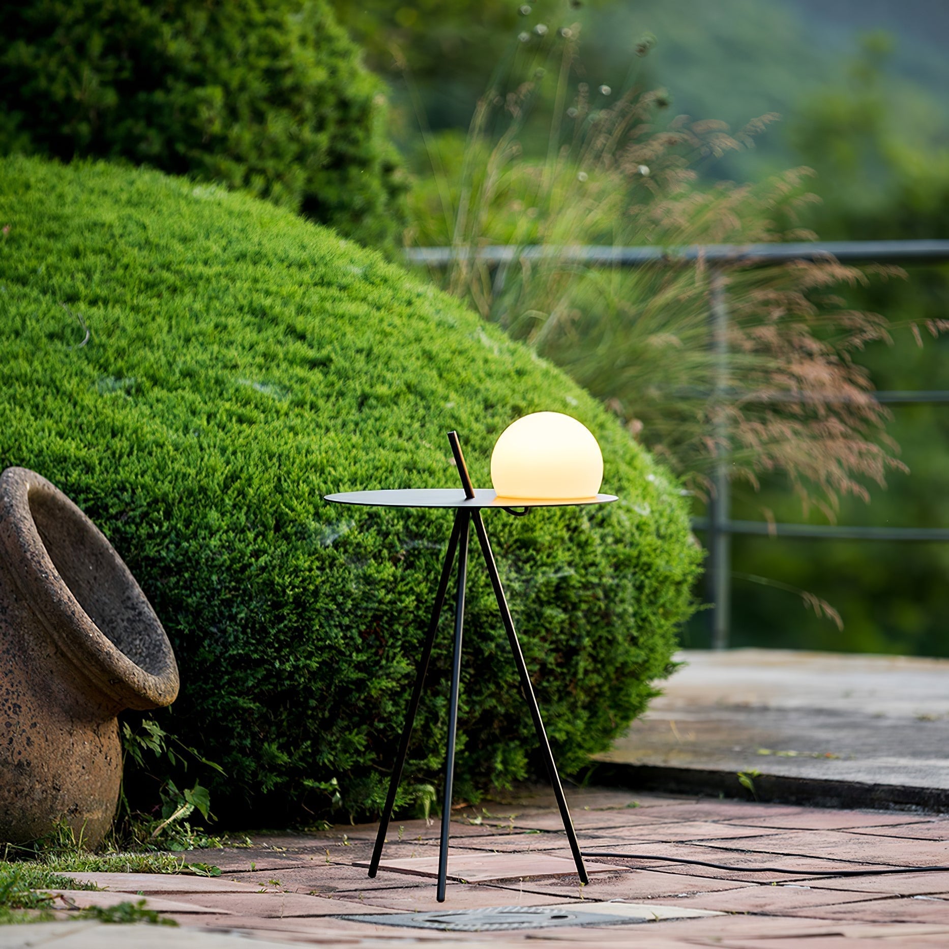 Solara Tripod Solar Outdoor Lamp