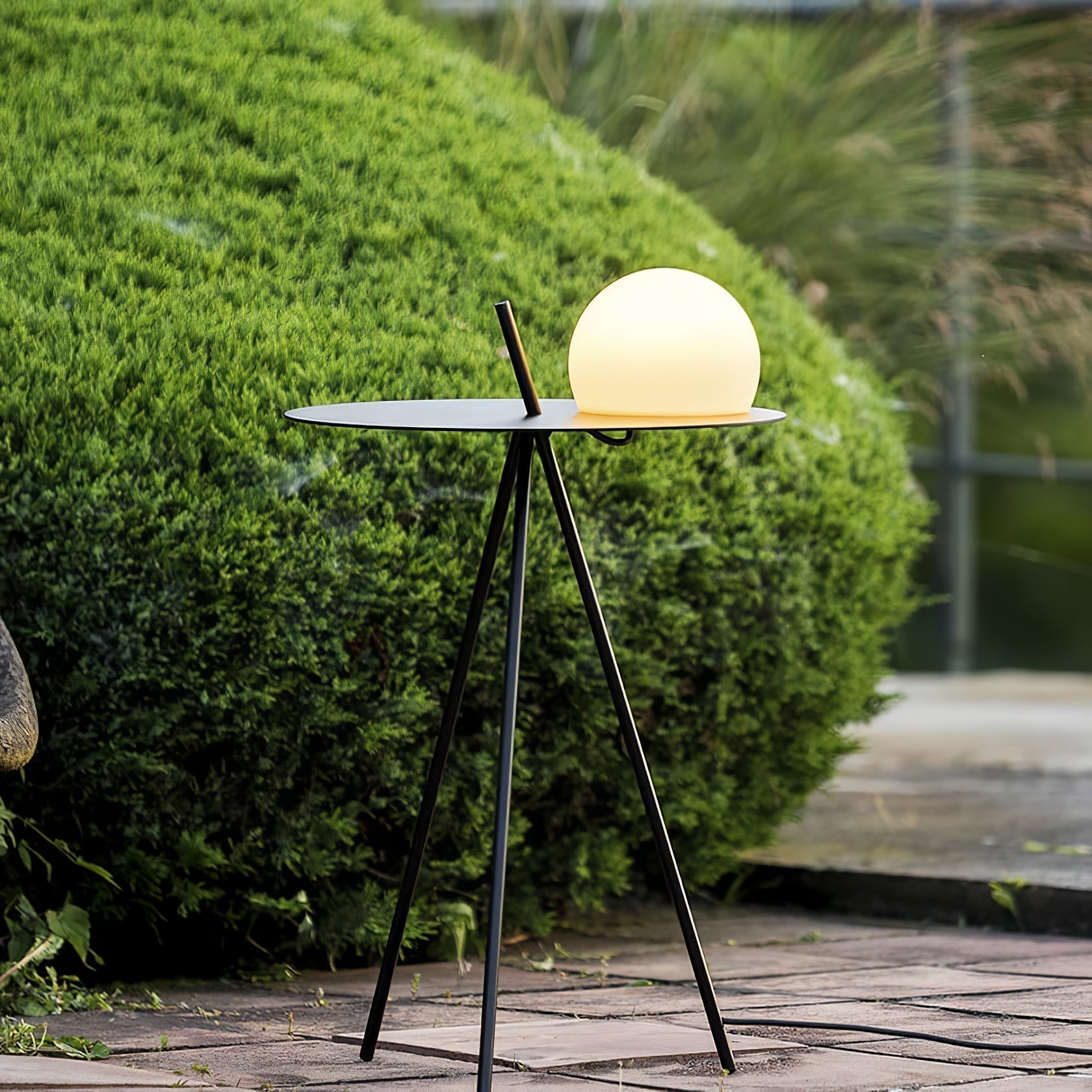 Solara Tripod Solar Outdoor Lamp