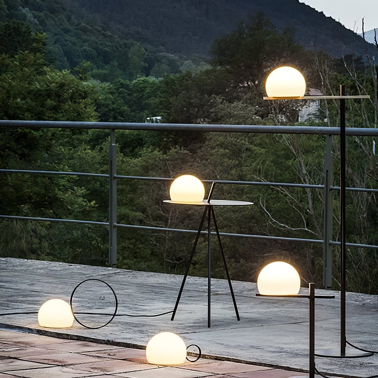 Solara Tripod Solar Outdoor Lamp